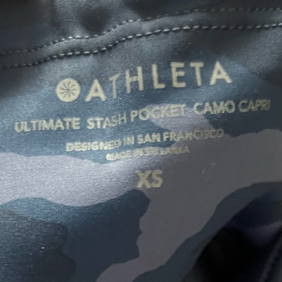 Athleta Women's Blue Ultimate Stash Pocket Camo Capri Leggings - Picture 4 of 4